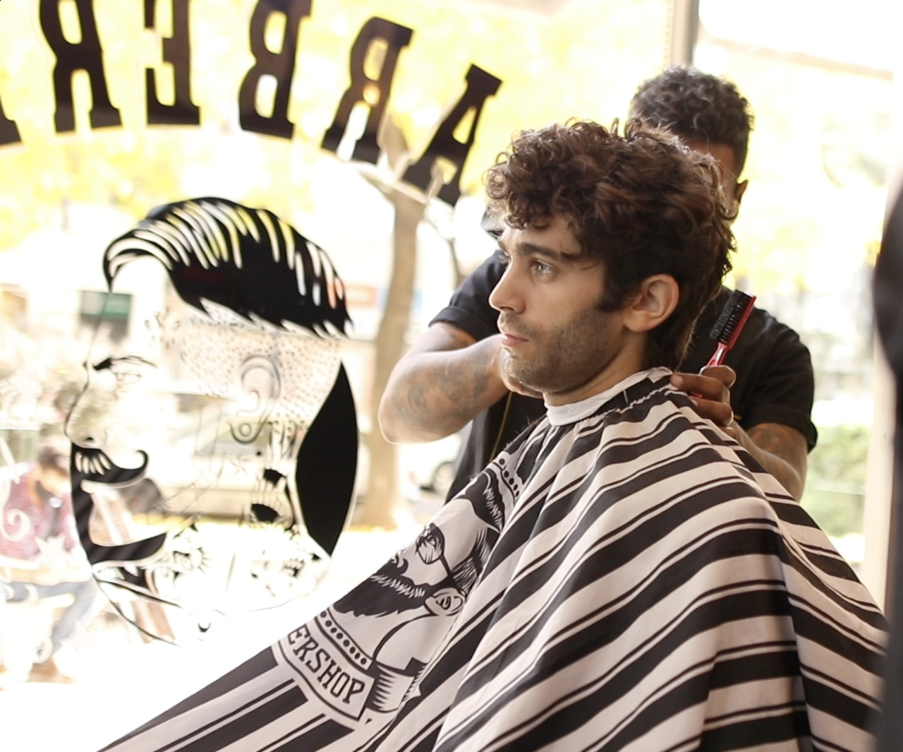 Barbero de Rufianes atendiendo a un cliente