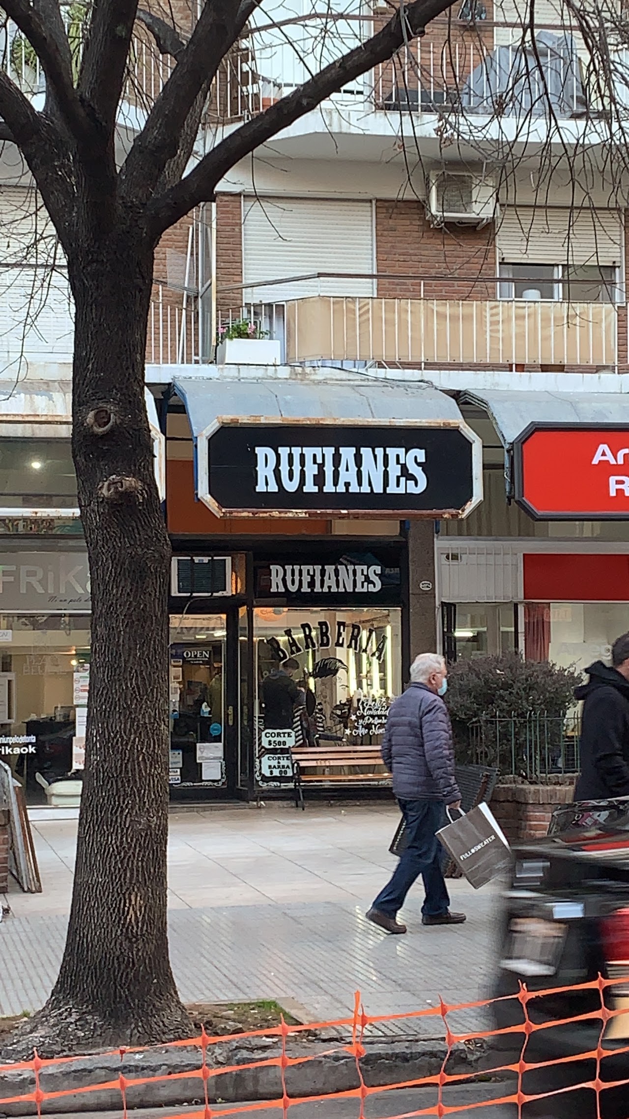 Vidriera de Rufianes Barbería