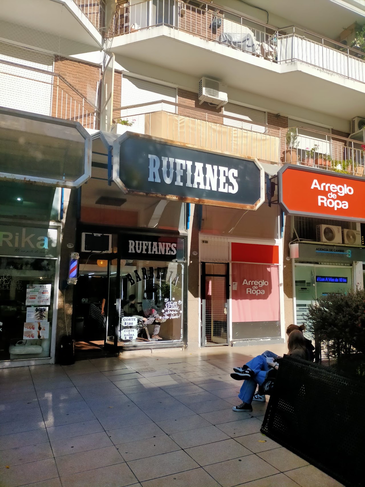 Entrada de Rufianes Barbería en Av. Juramento